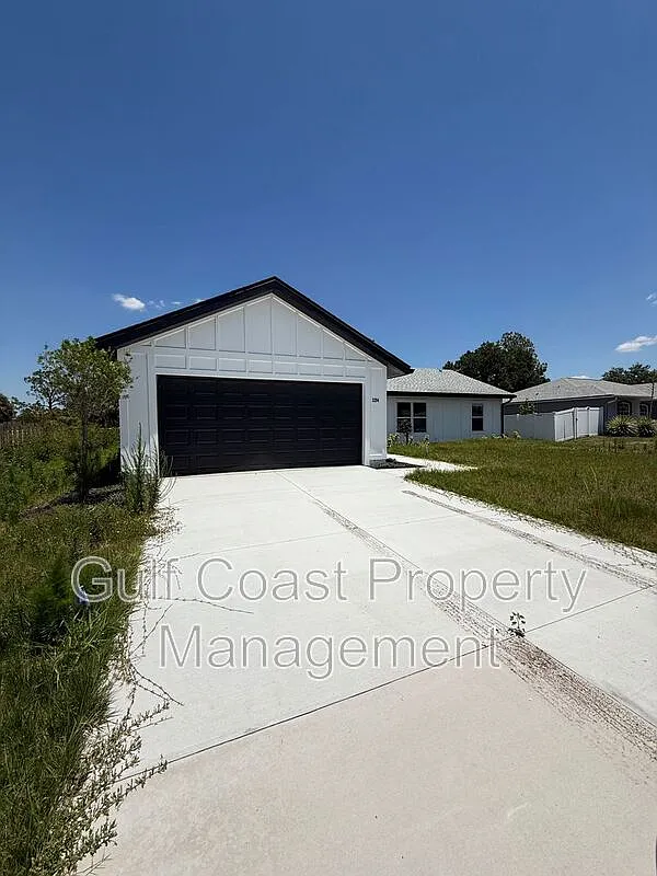 4 bed, 2.0 bath, 1603 sqft, $2,000 — Photo 2