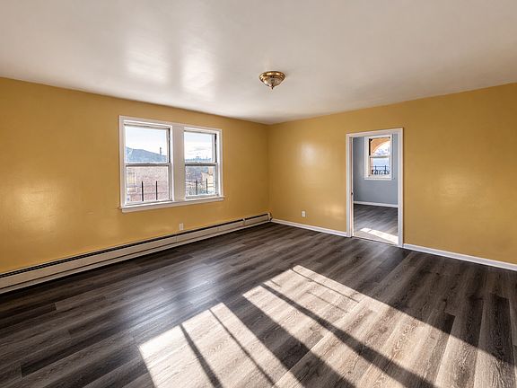 LIVING ROOM (UN-STAGED)
