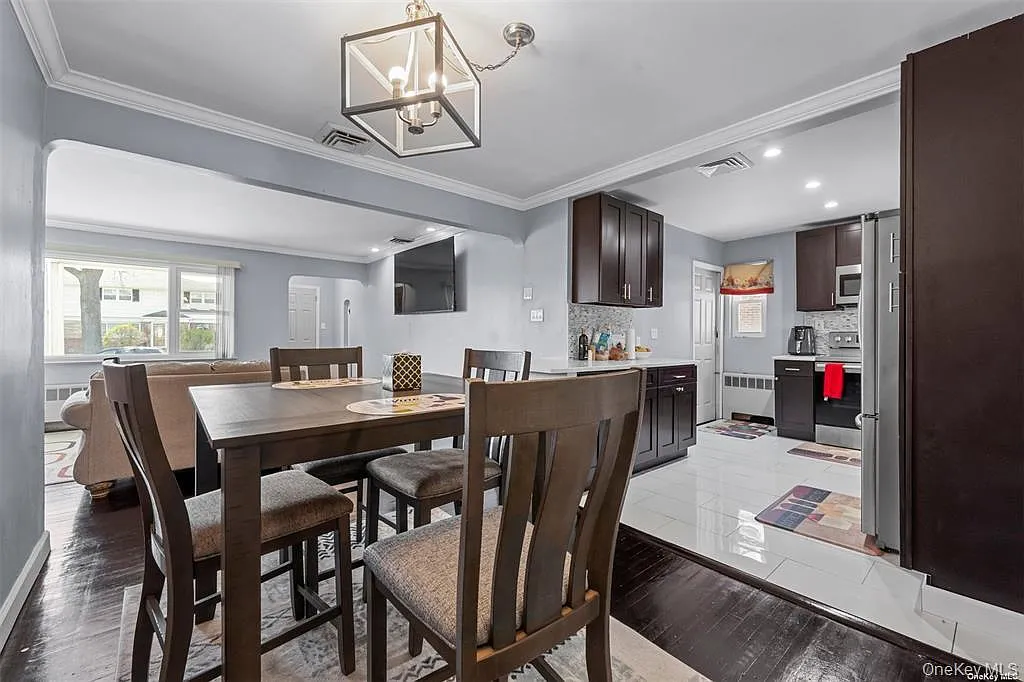 3 bed, 1.0 bath, 1422 sqft, $3,500 — Photo 2