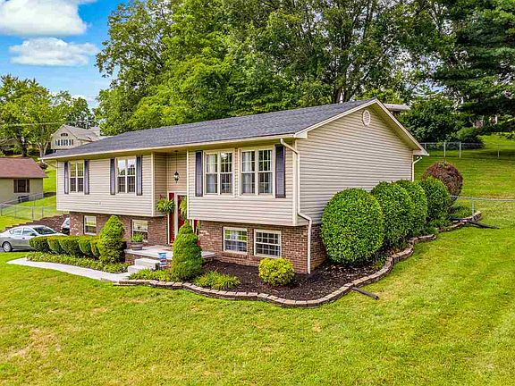 3rd image of 1409 Walters Dr