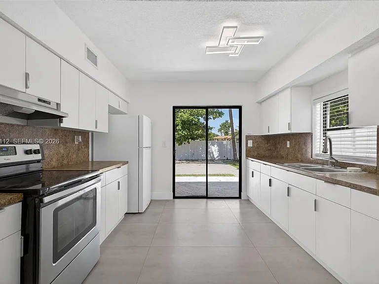 17150 NE 18th Ave — Photo 7