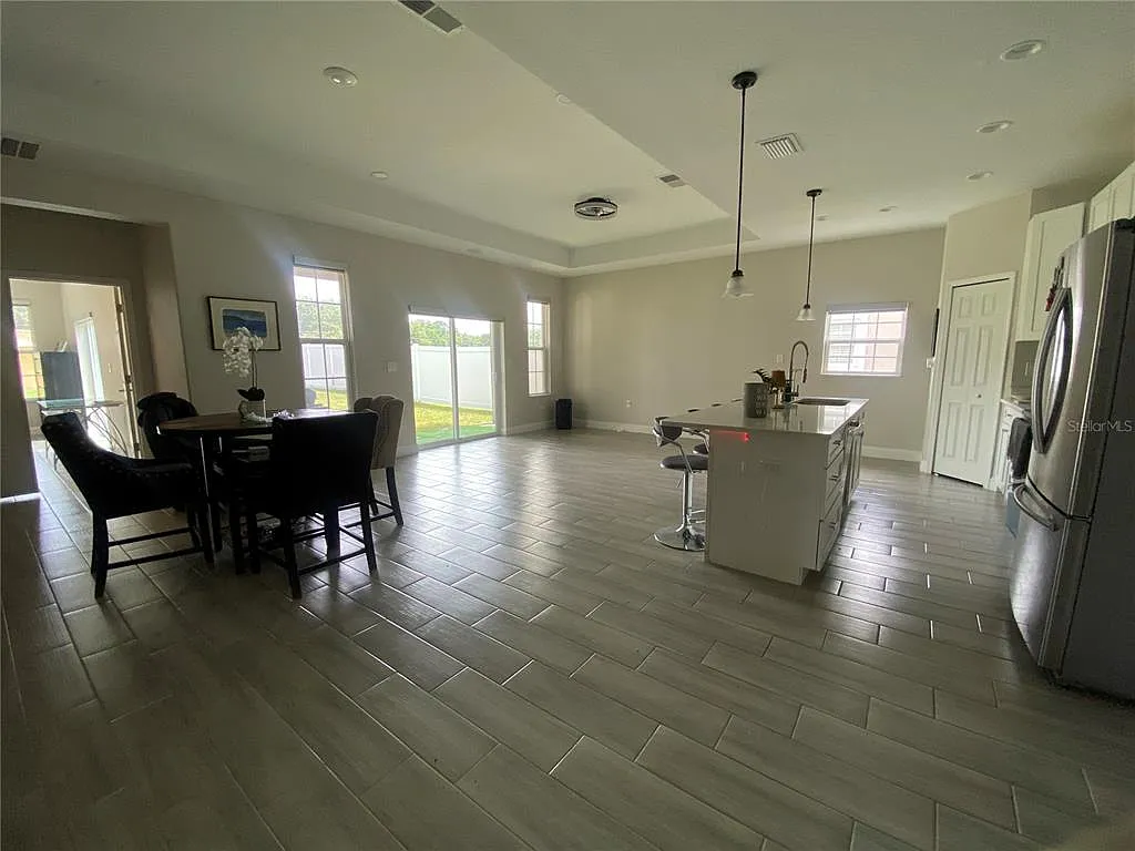 3 bed, 2.0 bath, 1503 sqft, $2,390 — Photo 3