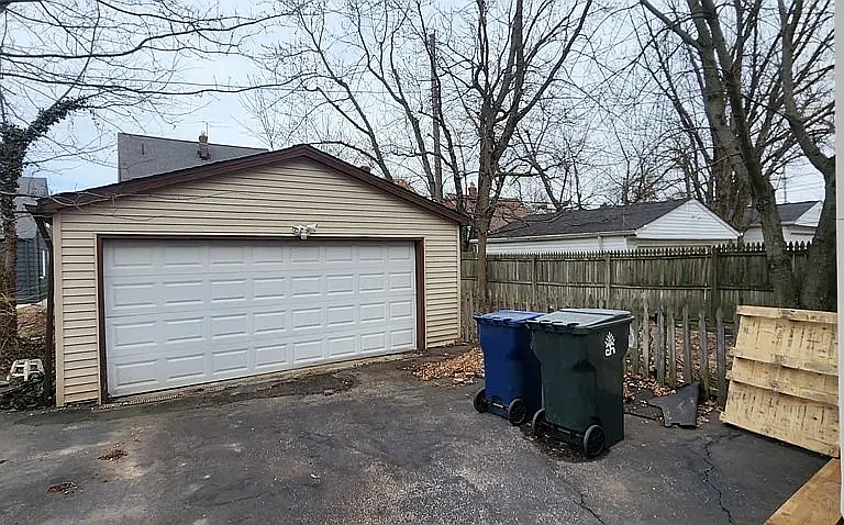 3599 Grosvenor Rd — Photo 2