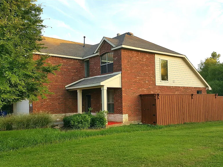 4400 Leeds Dr — Photo 2