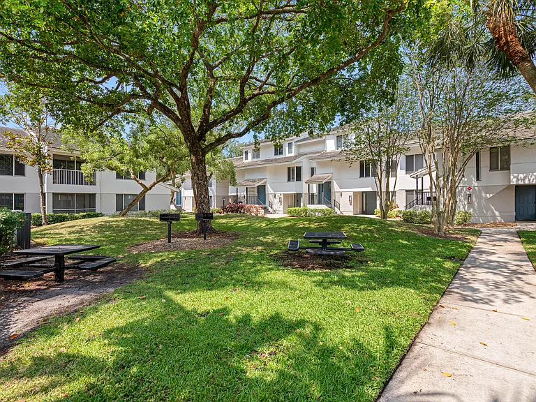 Lakepointe at Jacaranda — Photo 10