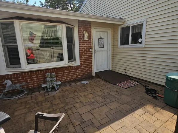206 Springmeadow Drive #E, Holbrook, NY 11741
