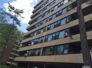 704 166th St, Whitestone, NY 11357