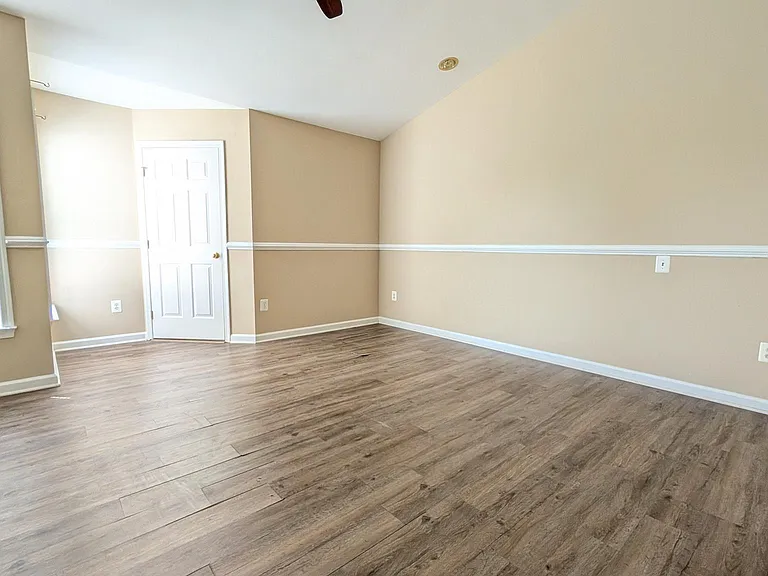 211 Shirley Sq SE — Photo 15