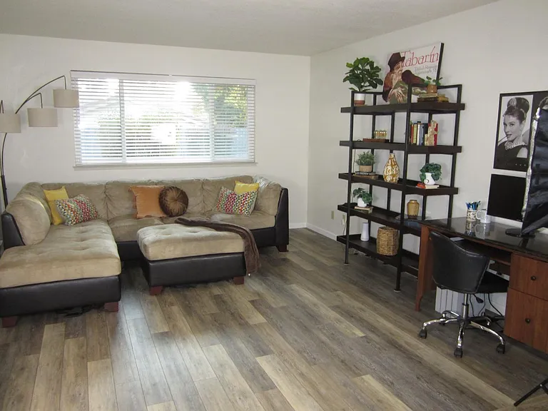 1031 W Fremont Ave — Photo 2