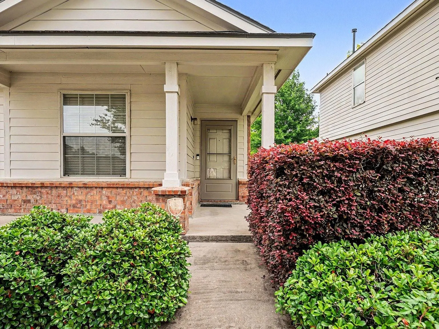 3 bed, 2.0 bath, 1577 sqft, $2,000 — Photo 2