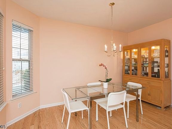 5th image of 28 Sutton Ct