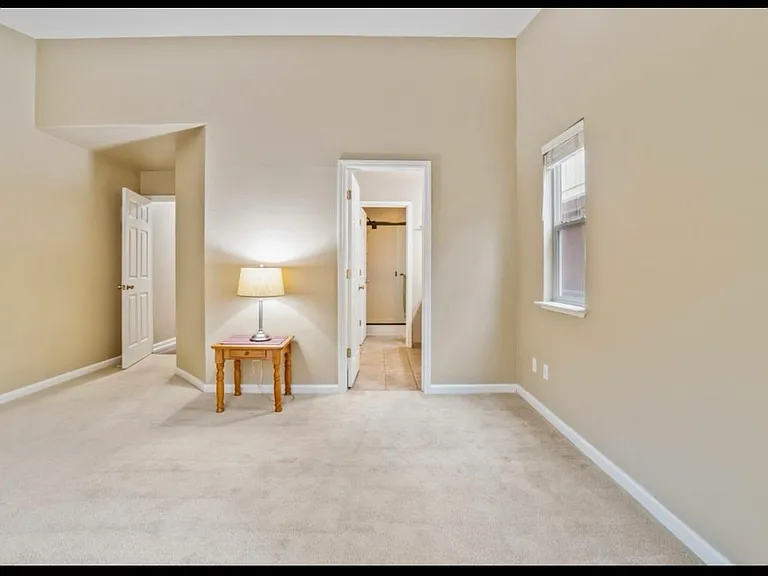 947 Country Ln — Photo 4