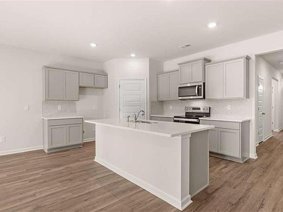 5th image of 667 Whitman Ln