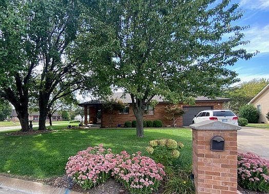 1st image of 1221 Parkwood Dr