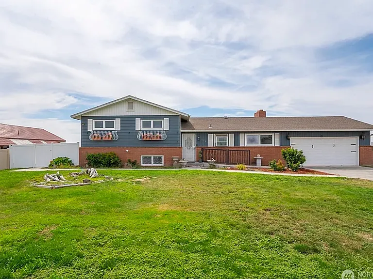 634 N Crestview Dr — Photo 3