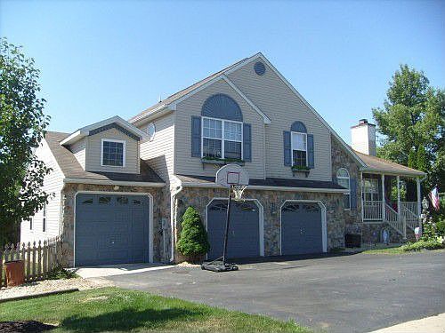 2nd image of 33 Brook Hollow Ave