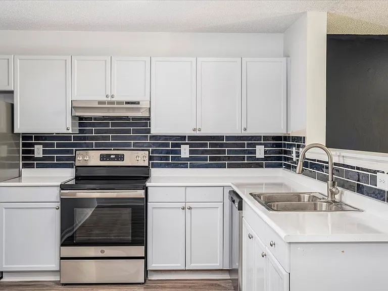 Carlson Bay Luxury Apartments — Photo 44
