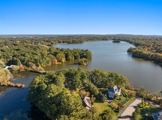 7 Pettees Pond Ln, Walpole, MA 02081