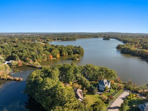 7 Pettees Pond Ln, Walpole, MA 02081