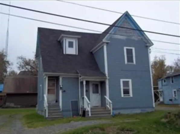 8 Grove St, Caribou, ME 04736