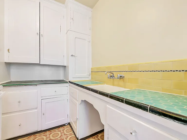 Flanders Apartments — Photo 9