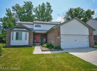 708 Cobblestone Dr, Fenton, MI 48430