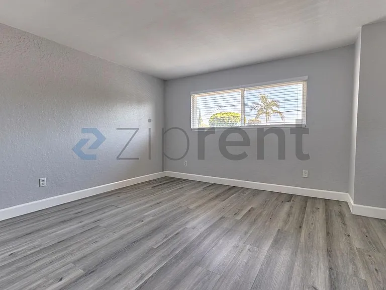 213 E Acacia St #C — Photo 17