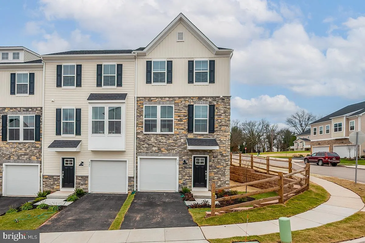 3 bed, 4.0 bath, 2073 sqft, $2,850 — Photo 2