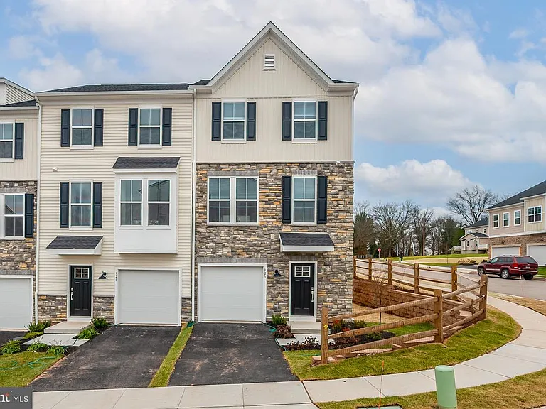 923 Magnolia Ln — Photo 2