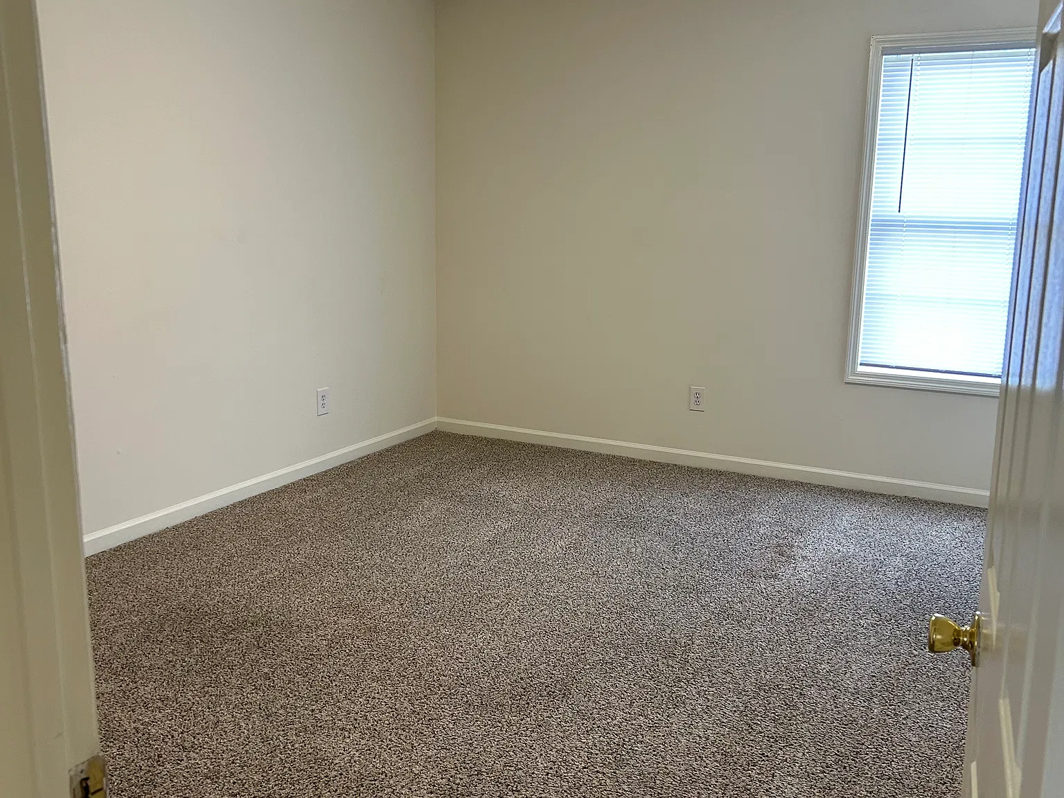2 bed, 1000 sqft, $1,050 — Photo 4