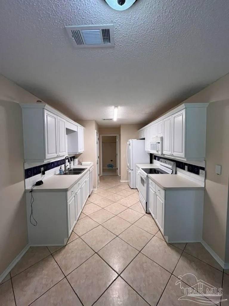 3 bed, 2.0 bath, 1548 sqft, $2,000 — Photo 4