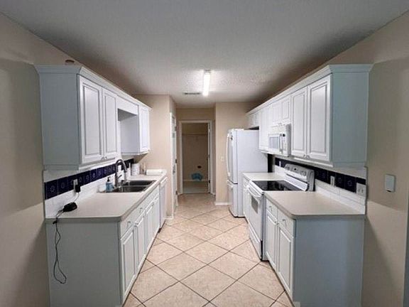 4th image of 5563 Chantilly Cir