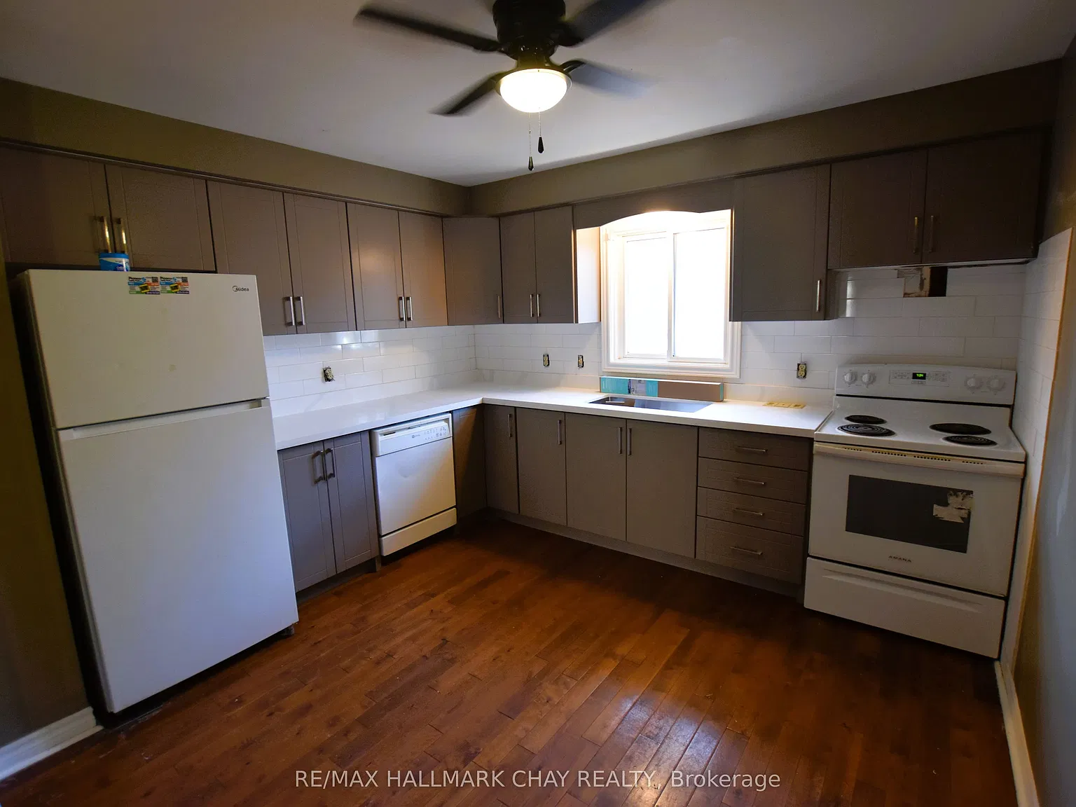 3 bed, $2,300 — Photo 3