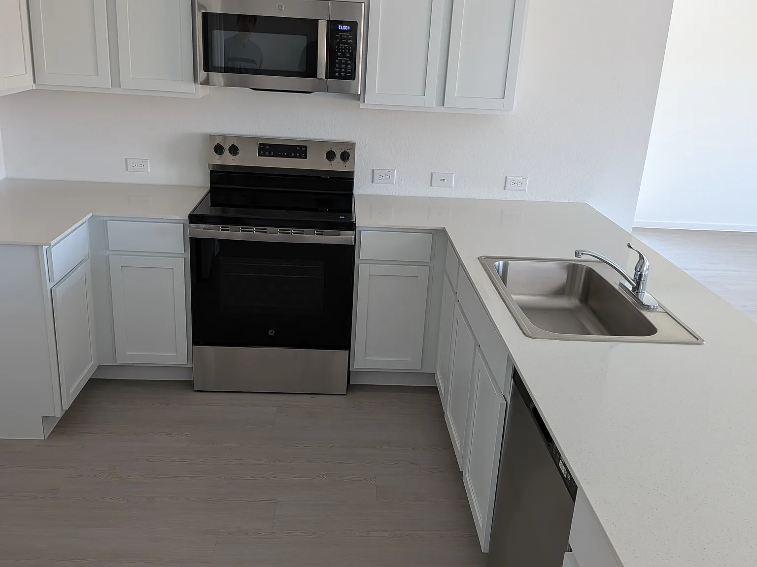 4 bed, 2173 sqft, $2,178 — Photo 2