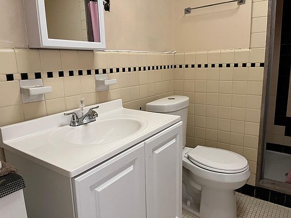 4th image of 3427 Sheffield Ave #2