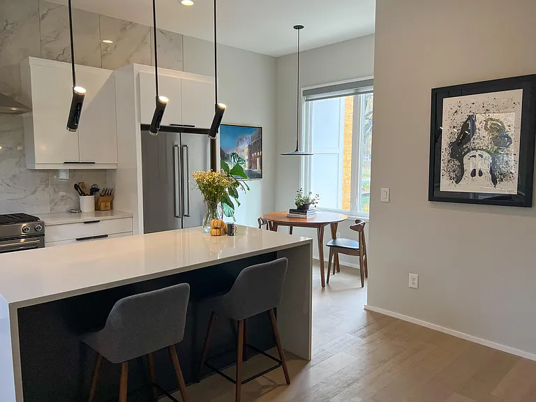 Island and breakfast nook