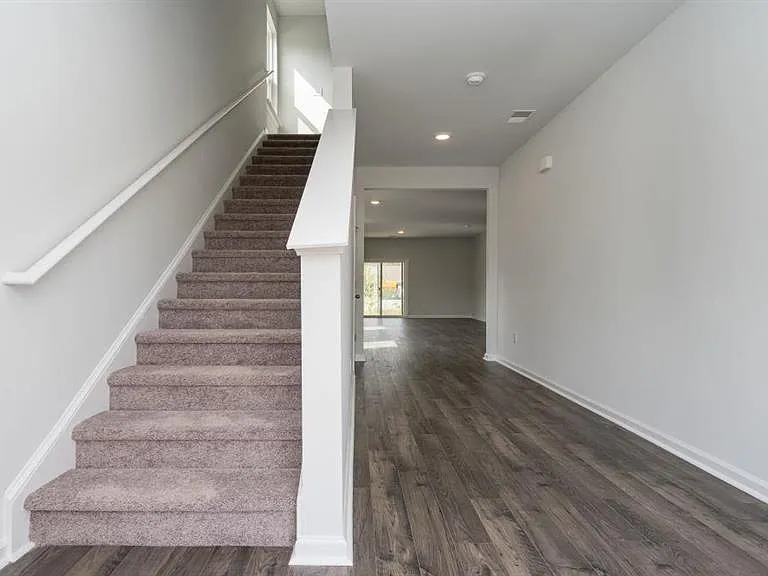 1028 Flintshire Dr — Photo 4