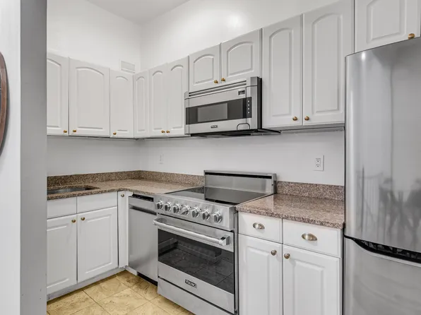 425 West 24th Street image 4 of 10