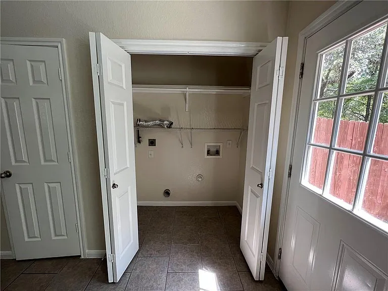 2400 Allred Dr #B — Photo 24