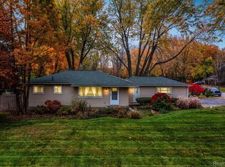 2800 Ironton Ave, Waterford, MI 48329