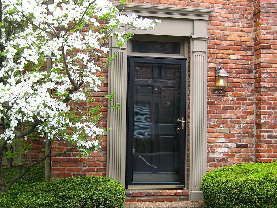 Fabulous one level condo in the heart of Green Hills!