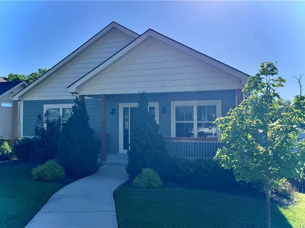 8435 Ottawa St, De Soto, KS 66018