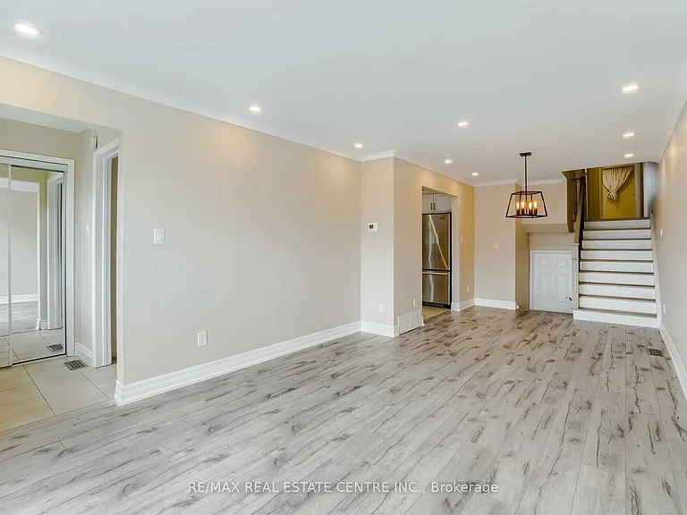 3385 Ellengale Dr #UPPER — Photo 7