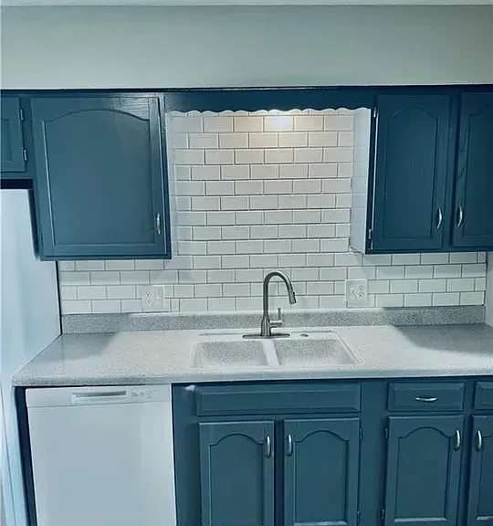 425 Castle Dr — Photo 7