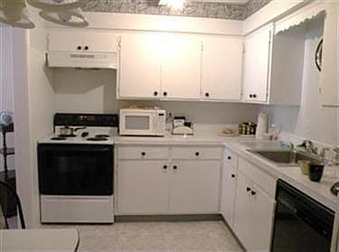 3rd image of 4 Meadowlawn Dr Unit 2