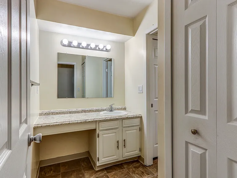 Royalwood Apartments — Photo 21