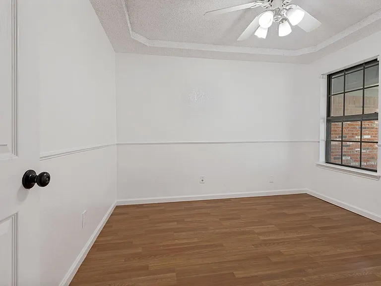 223 Meadowbrook Ln — Photo 8