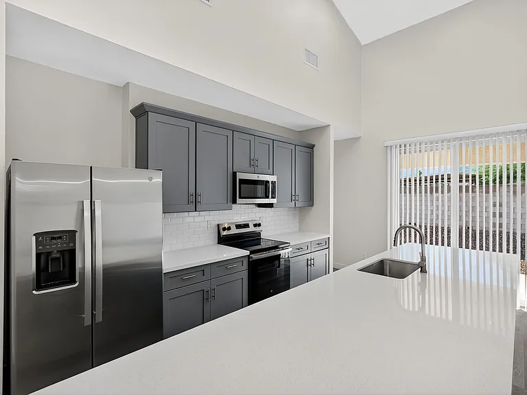 8210 S 9th Pl — Photo 9