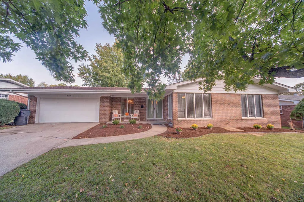 405 Rosewood Dr photo 1