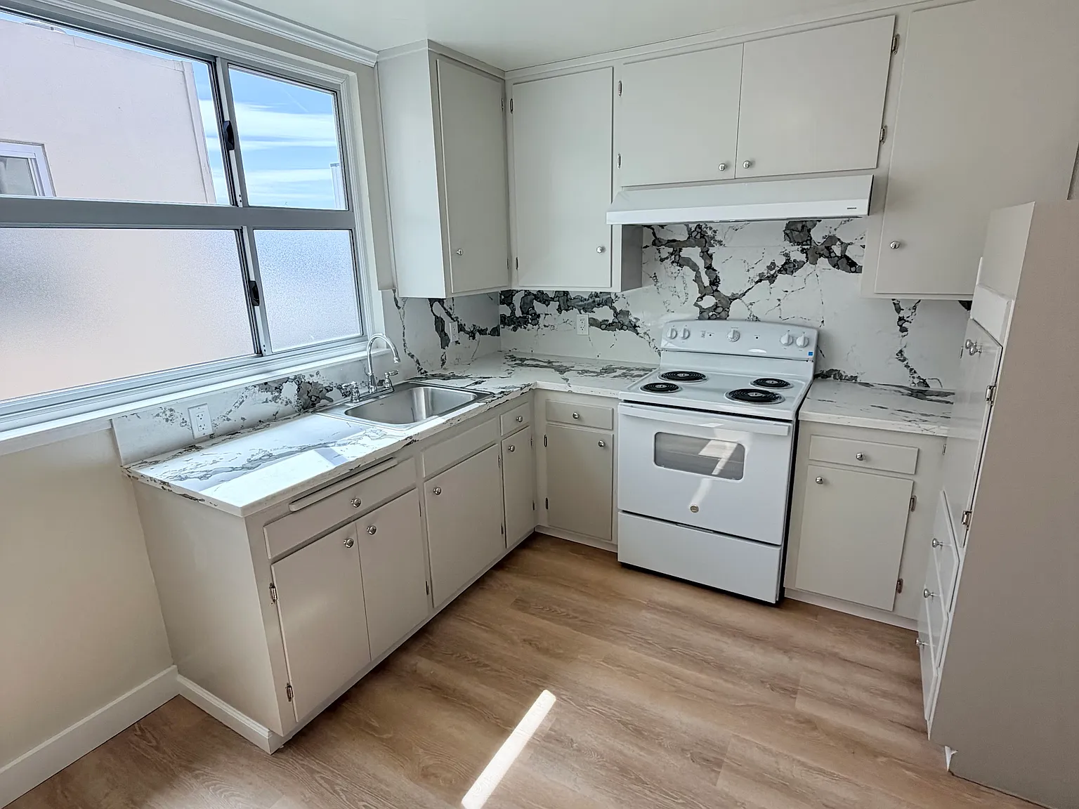 2 bed, 1000 sqft, $5,400 — Photo 2